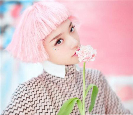 2018年最新流行的发型颜色，樱花粉染发效果图！
