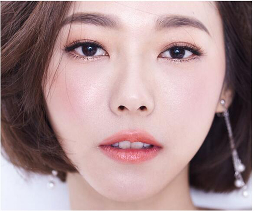 韩女星示范简单的古典妆容的画法图解