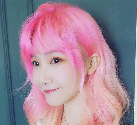 2023年最新流行的发型颜色“樱花粉桃粉色”，你敢尝试吗？