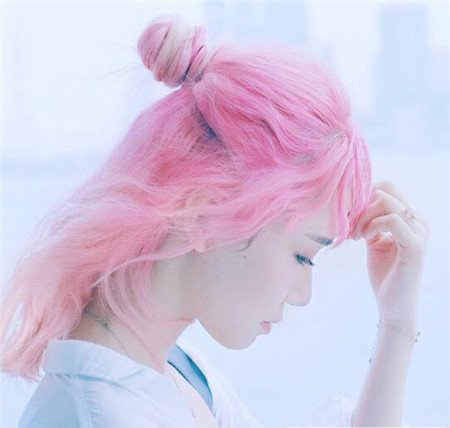 2023年最新流行的发型颜色“樱花粉桃粉色”，你敢尝试吗？