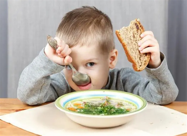 孩子明明吃得很多 但就是不长肉 可能跟这个吃饭习惯有关 