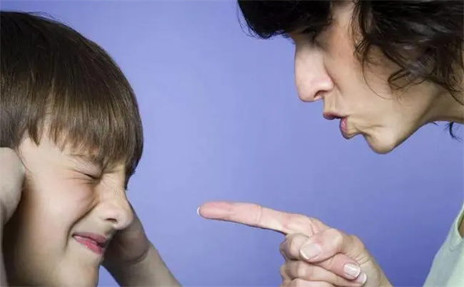 经常对孩子吼叫 会产生哪些后果 专家：不仅影响智力 还有两点 