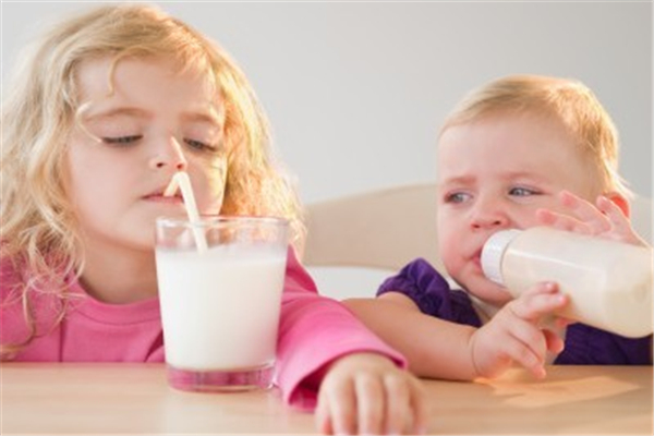 孩子睡前可以喝牛奶吗 孩子睡前喝牛奶会影响长高吗