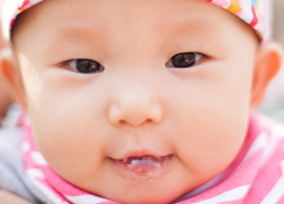 一个月宝宝吐泡泡是怎么回事 一个月宝宝老是吐泡泡怎么办