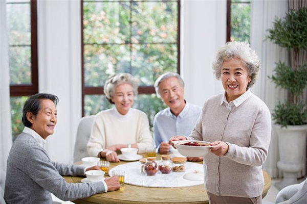 老人吃饭总噎着怎么回事 如何防预老人噎食