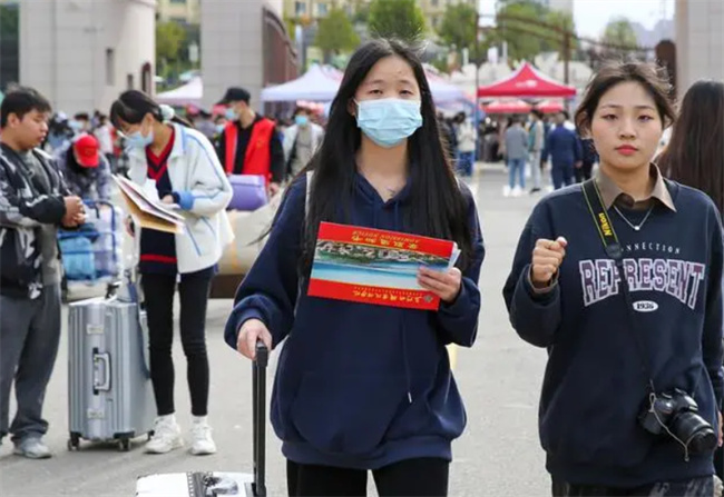 加学分就那么重要 学长学姐提醒新生 辅导员画的饼别都信 