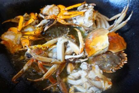 螃蟹怎么吃？油焖大闸蟹的做法窍门