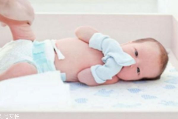 妈妈如何为新生婴儿清洗尿布 新生婴儿尿布怎样清洗最好