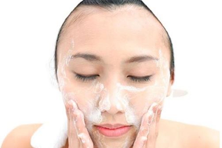 洗面奶的正确使用方法，帮助肌肤清洁更彻底