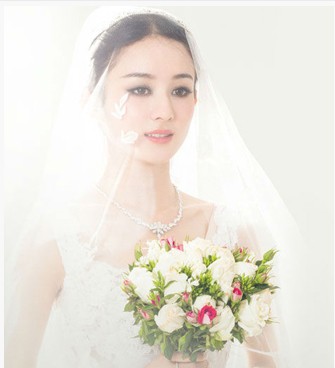 赵丽颖圆脸婚纱照发型演绎 展现出新娘的浪漫唯美气质