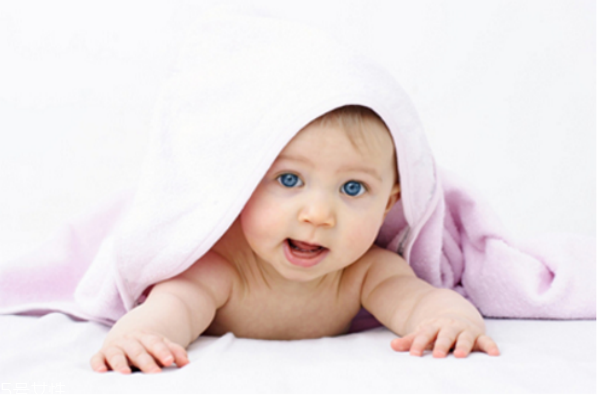 宝宝每天洗澡有助身心智力发育 刚出生的宝宝可以每天洗澡吗