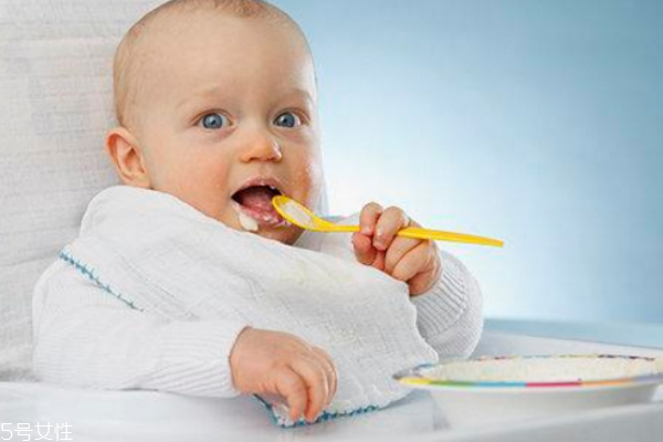 新爸妈必看：如何让宝宝自己吃饭的技巧 新爸妈必看：怎样让宝宝自己吃饭的诀窍