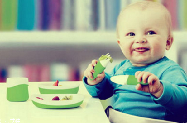 新爸妈必看：如何让宝宝自己吃饭的技巧 新爸妈必看：怎样让宝宝自己吃饭的诀窍