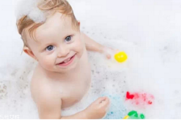 宝宝每天洗澡有助身心智力发育 刚出生的宝宝可以每天洗澡吗