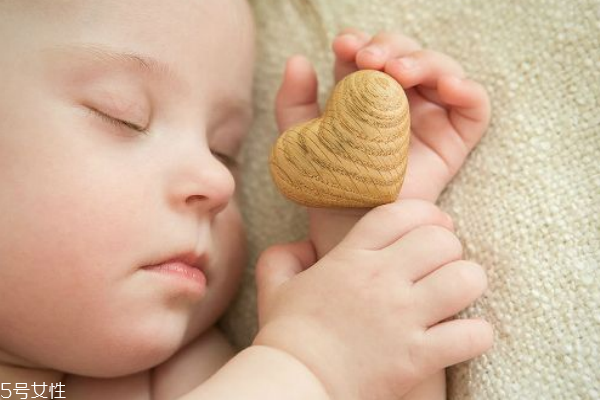 适合婴儿听的睡眠儿歌曲有哪些 有哪些催眠歌曲可以促进宝宝睡眠