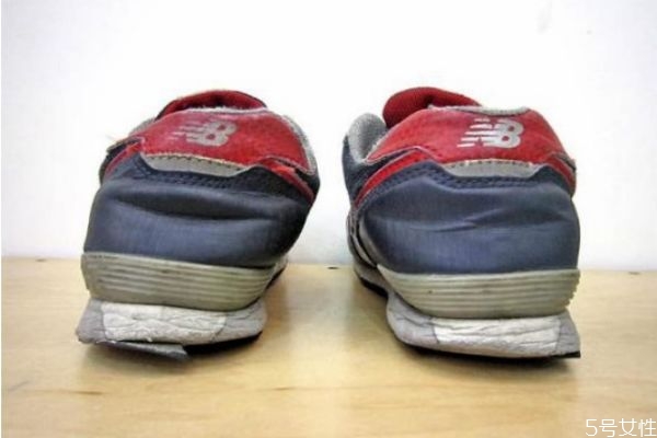 鞋底磨损到什么程度就不能穿了 鞋底磨损多久要更换新鞋