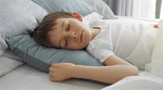 孩子睡觉前不能做哪5件事呢 