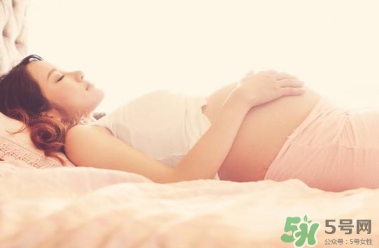 怀孕8个月肚子一跳一跳的是怎么回事?