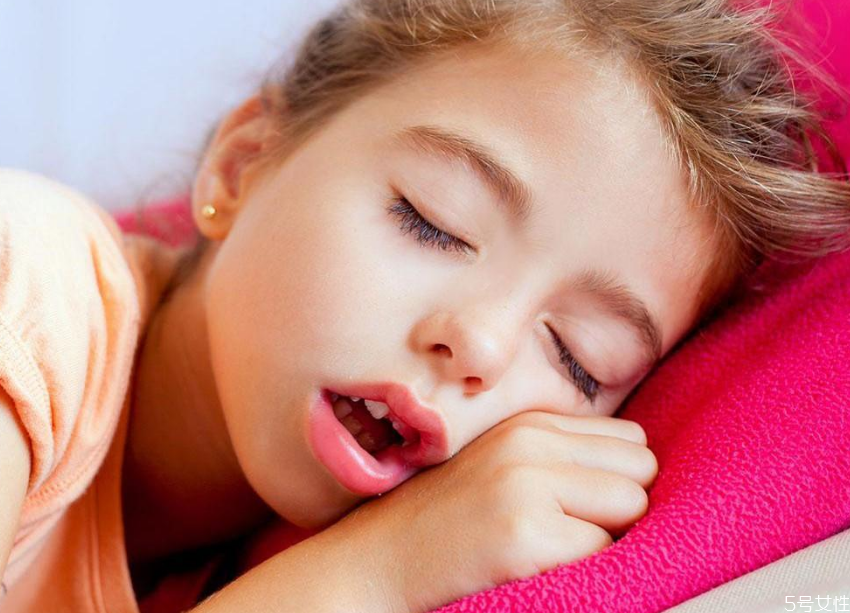 睡觉流口水臭是什么原因 晚上睡觉流口水很臭怎么治