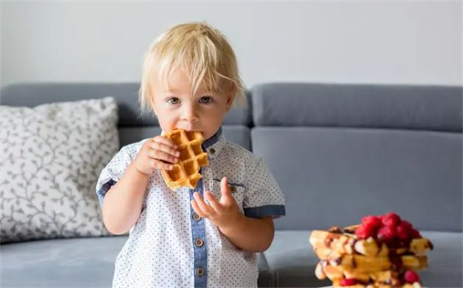 ​孩子爱吃零食怎么纠正 让孩子少吃零食小妙招 