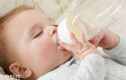 切记别给新生儿吃奶粉!什么是过度喂养?