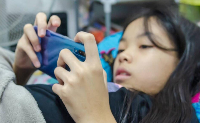 家长如何帮助孩子摆脱手机依赖症 