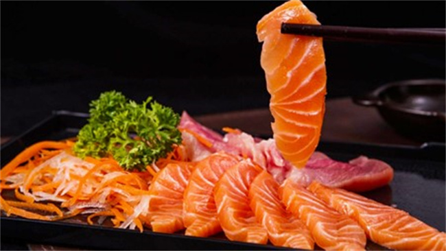 为何日本人喜爱吃生三文鱼 而我国却不普及 