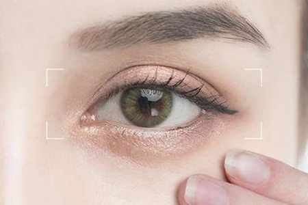 用眼霜为什么会长脂肪粒？眼部长脂肪粒的原因有哪些？