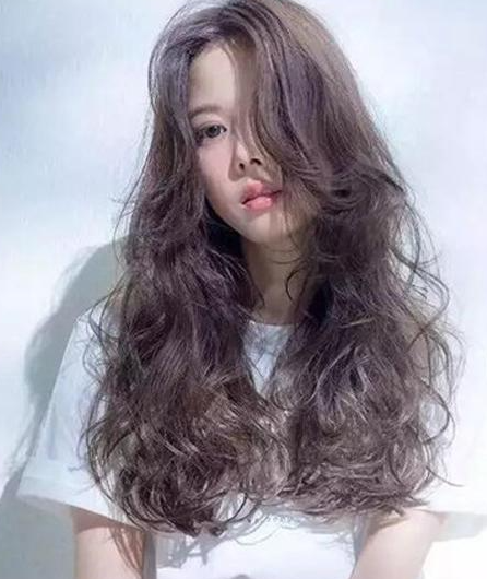 韩式长卷发实在是太时髦了,是一款非常显气质的发型,柔和的卷度非常自