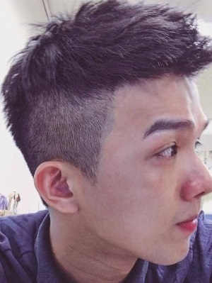 男生刘海发型,并不是不好看,如果打造这样一款纹理烫的短发,把两边剃