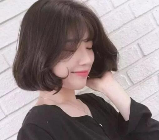 韩国小姐姐的中短发,发尾c字卷可以说是标配,清新无刘海设计的的大旁
