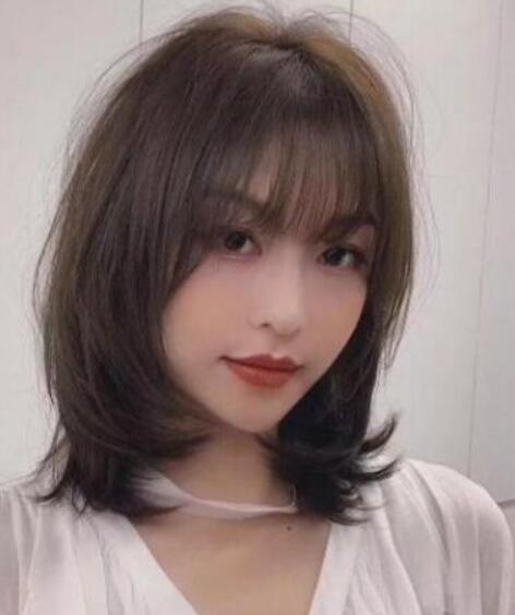 轻薄式的齐刘海式的女生,她的齐肩碎发发型是外翻式的,染发还特别的有