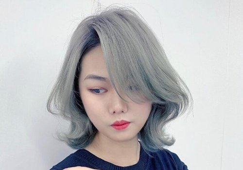 个子不高的30岁女生更适合梳露耳短发发型,比如这款日系斜刘海纹理烫
