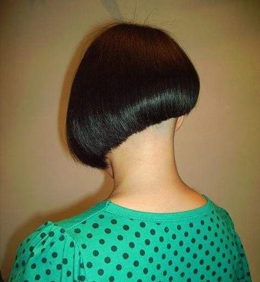 女生掏空之后的偏分短发发型,将后脑的头发剪成了倾斜的不对称梳发