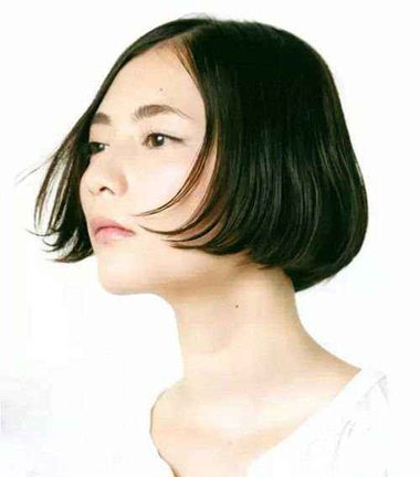 女生偏分包脸波波头短发发型的设计,将发尾的头发做成内扣卷发,短发