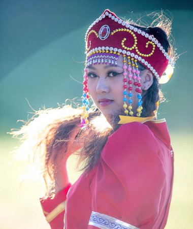 蒙古族女孩辫子图片 适合大饼脸的辫子发型