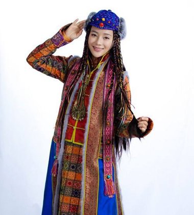 蒙古族女孩辫子图片 适合大饼脸的辫子发型